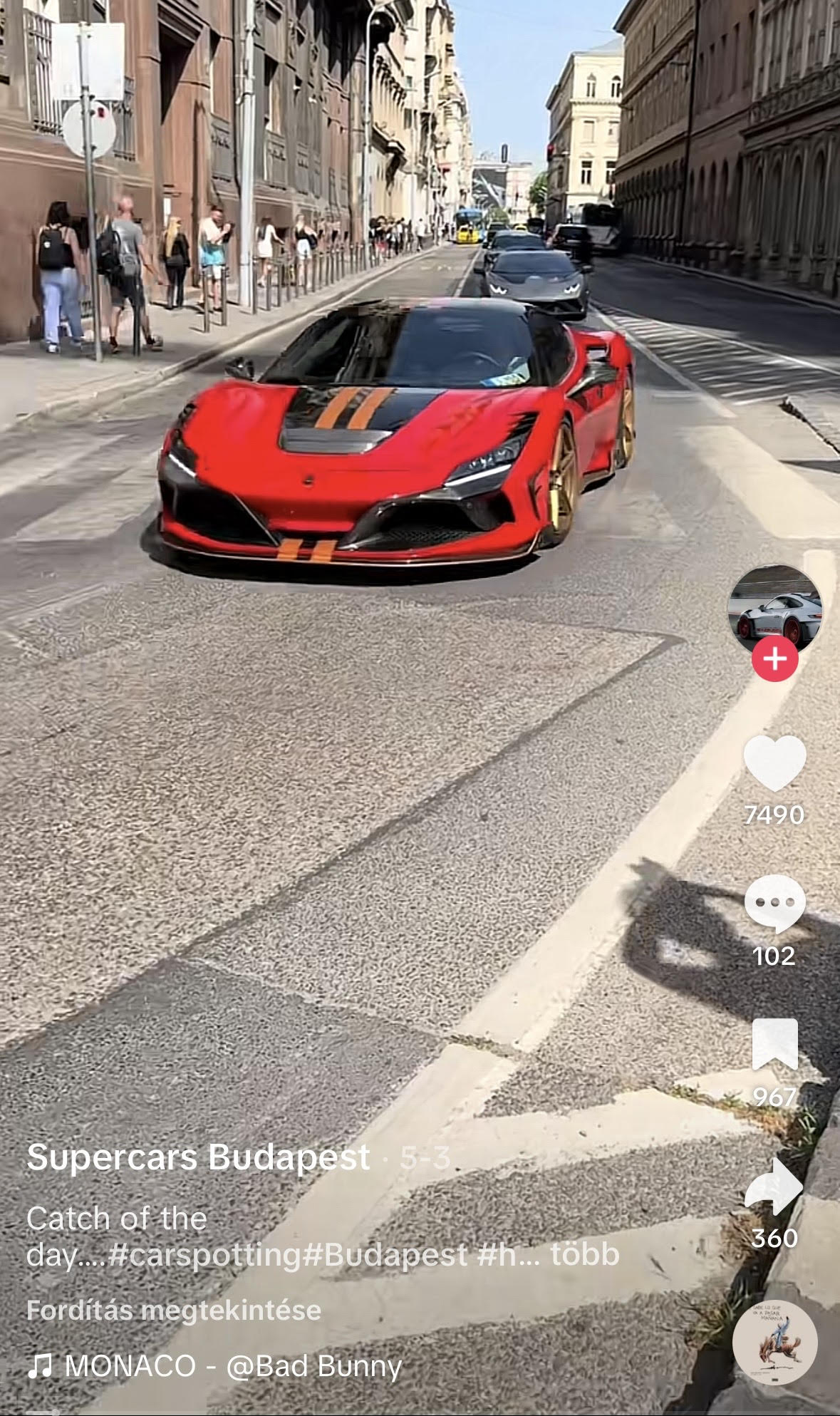 Carspotterek fotóznak luxusautókat a budapesti Four Seasons előtt, ahol gyakran fordulnak meg sofőrszolgálati autók is